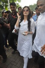 Zarine Khan at Dara Singh funeral in Mumbai on 12th July 2012 (7).JPG